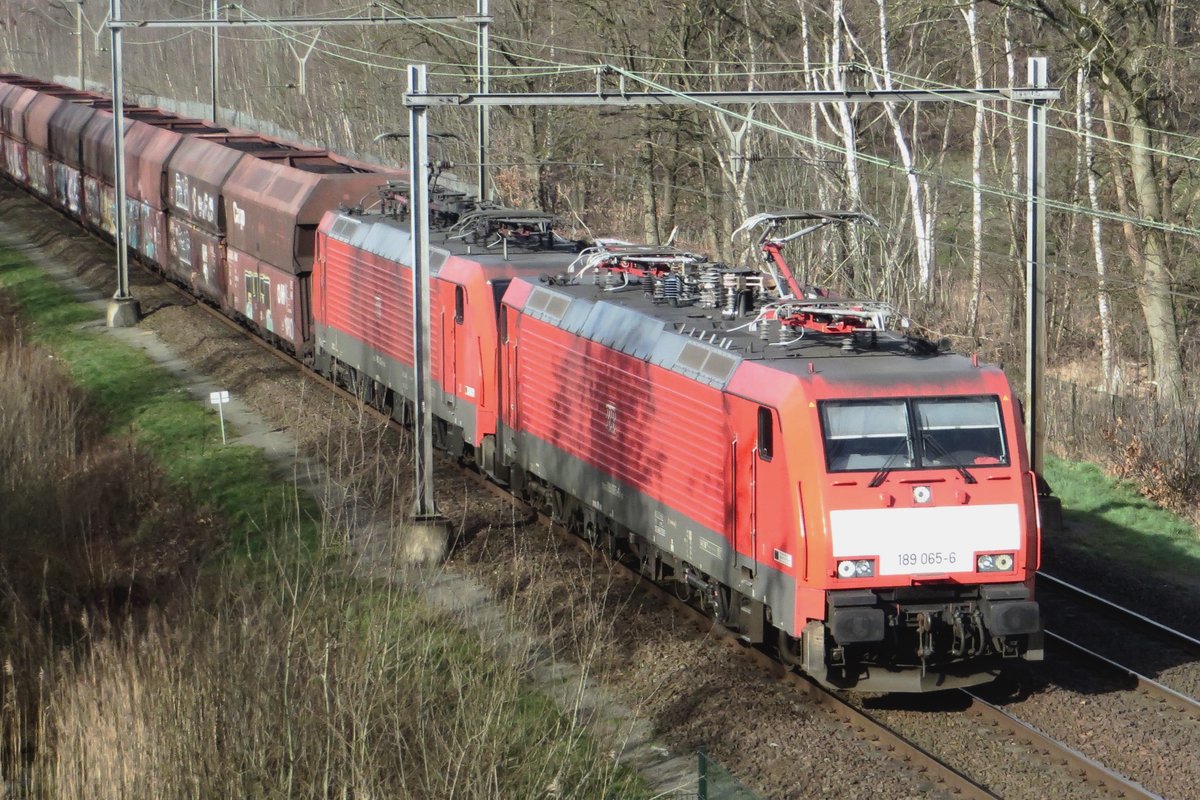 Coal train headed by 189 065 passes throguh Tilburg Oude warande on 21 February 2021.