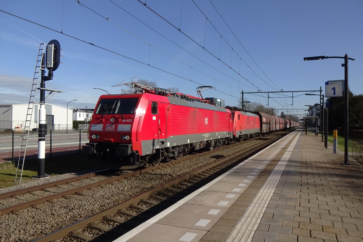 Coal train headed by 189 823 passes through Oisterwijk on 24 February 2021.