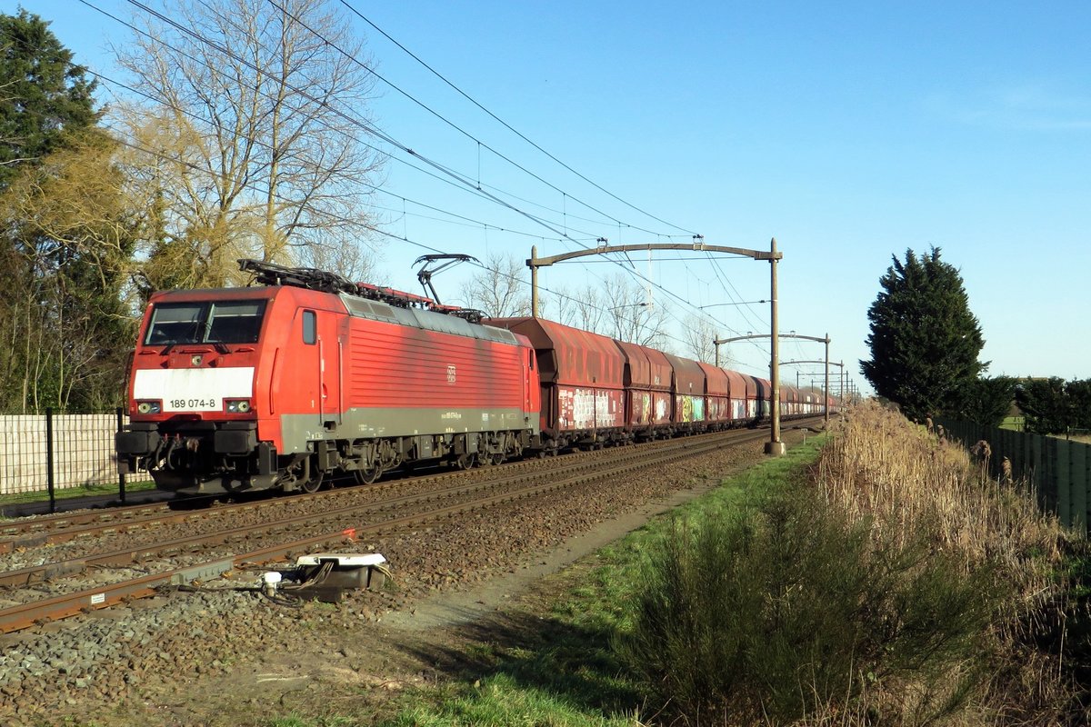 Coal train headed by 189 074 thunders through Hulten on 21 February 2021.
