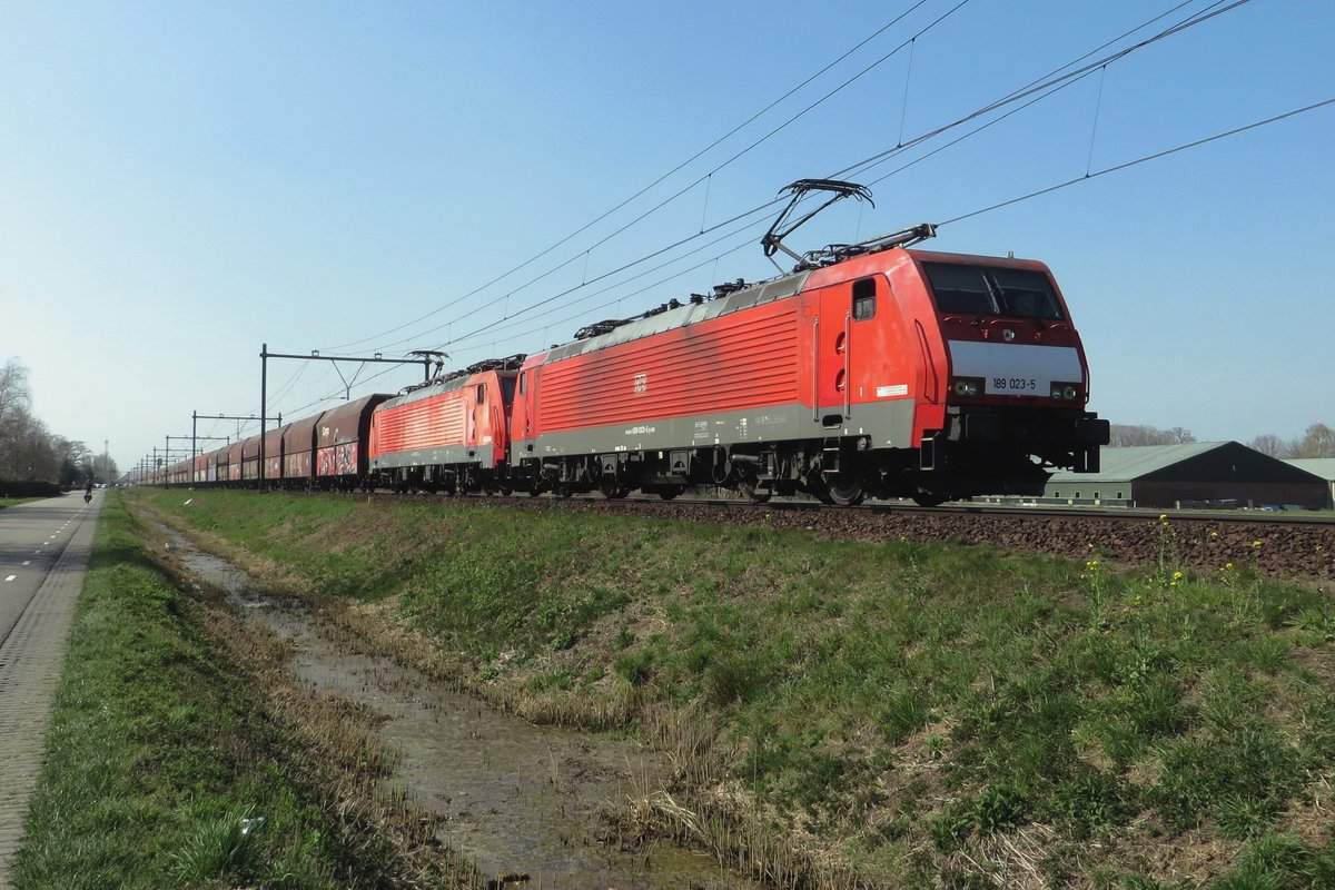 Coal train headed by 189 023 passes through Roond on 31 March 2021.