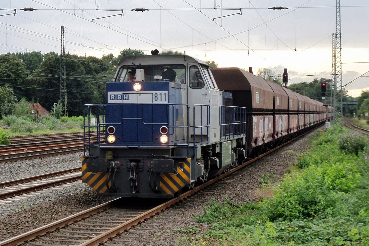 Coal train headed by RBH 811 thunders through Oberhausen Osterfeld Süd on the evening of 16 September 2016.