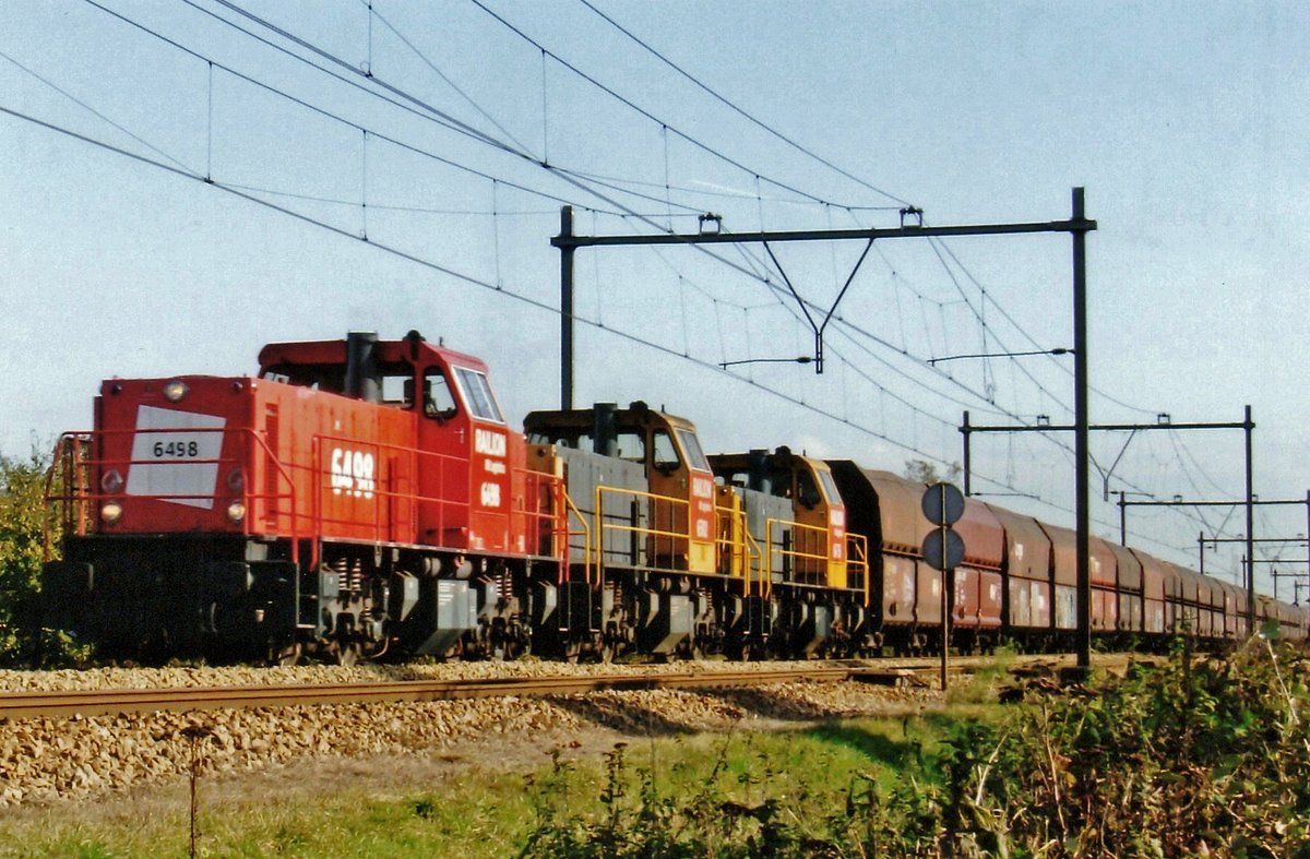 Coal train triple headedby 6400s (of which 6498 in front) passes through Wijchen on 17 June 2006.