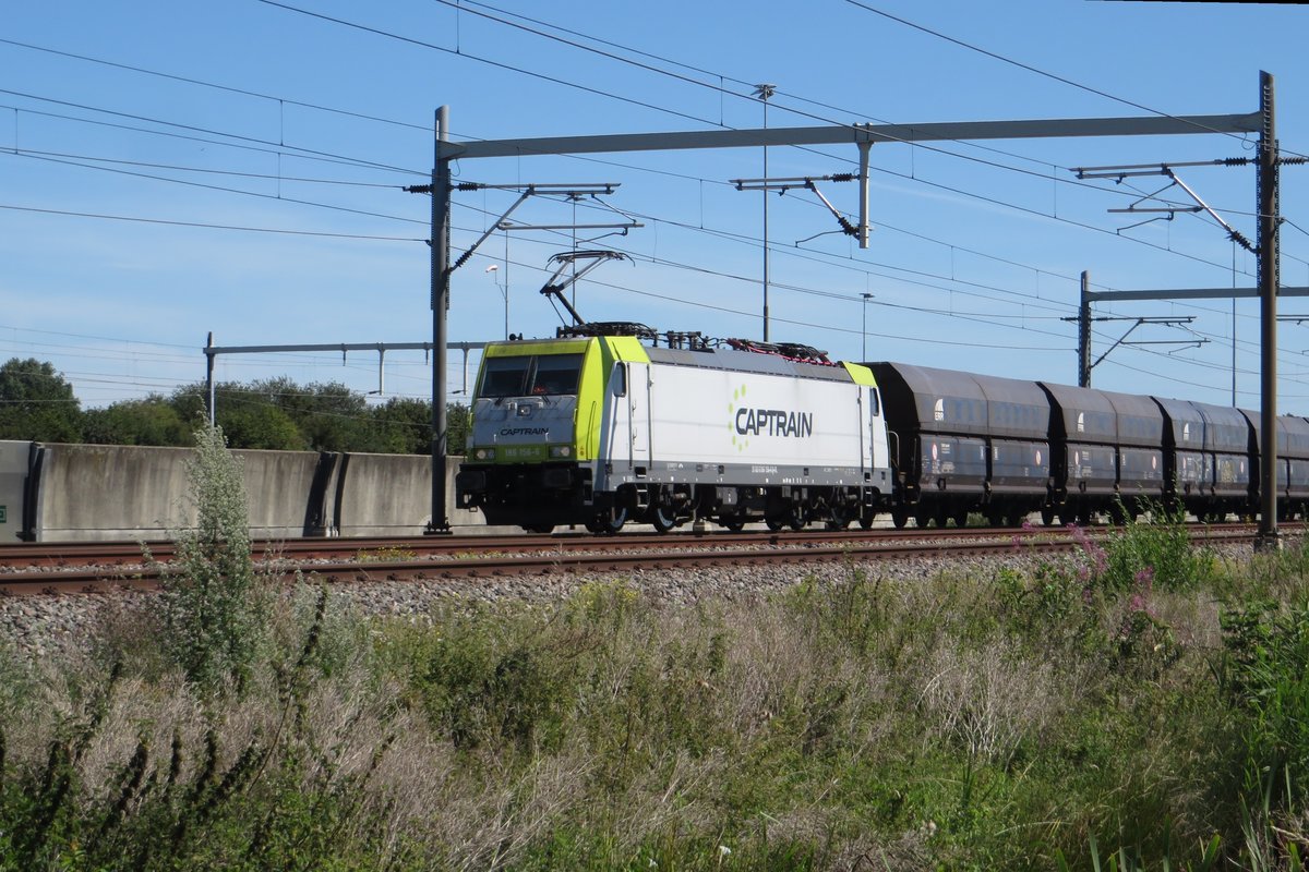 Coal train with 186 156 speeds through Valburg on 31 July 2020.