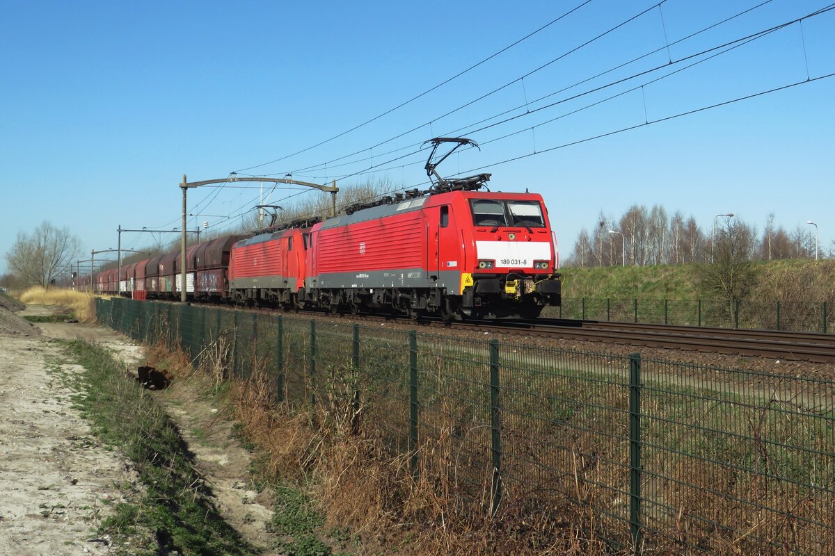 Coal train with 189 031 passes through Tilburg-Reeshof on 8 March 2022.