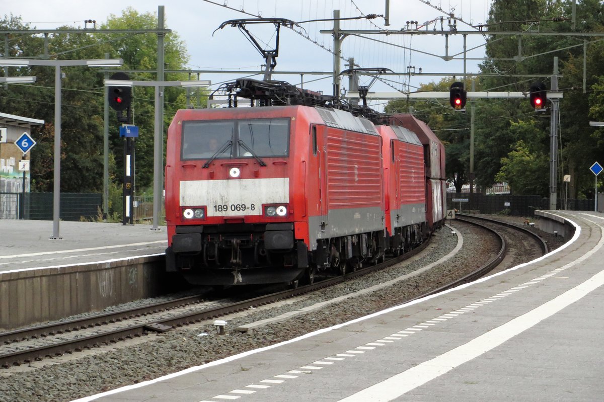 Coal train with 189 069 curves its way through Blerick on 23 September 2020.