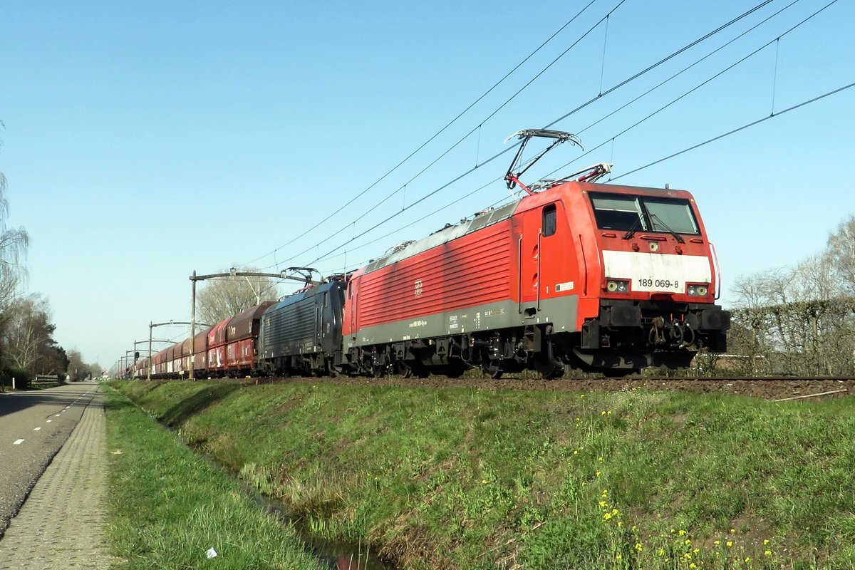 Coal train with 189 069 at the reins passes throguh Roond on 31 March 2021.