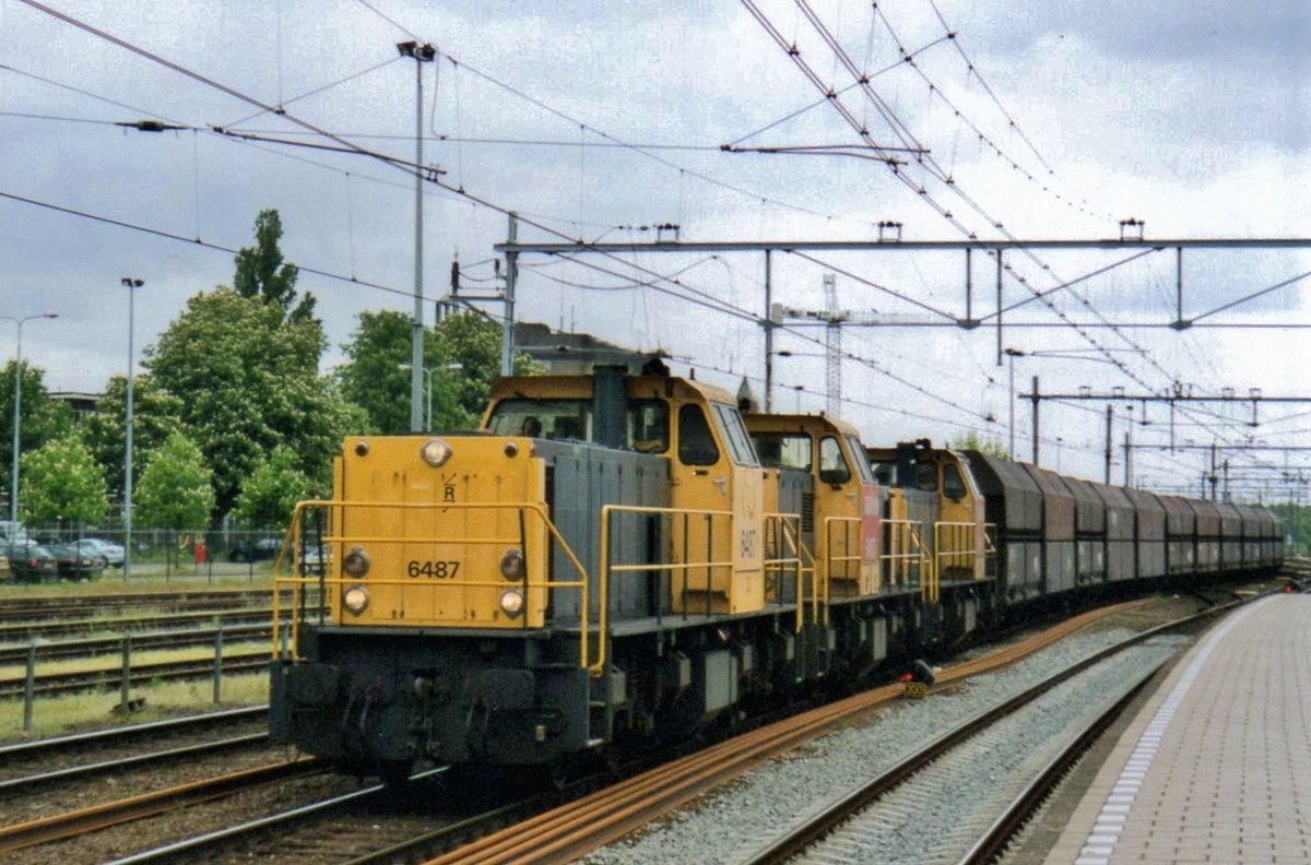 Coal train with 6487 at the reins passes 's-Hertogenbosch on  18 October 2005.