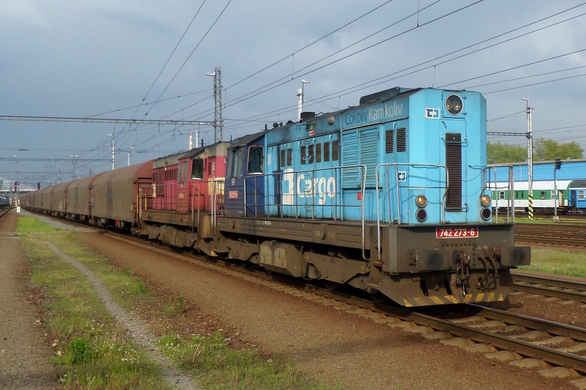 Coal train with 742 273 thunders through Bohumín on 4 June 2016.