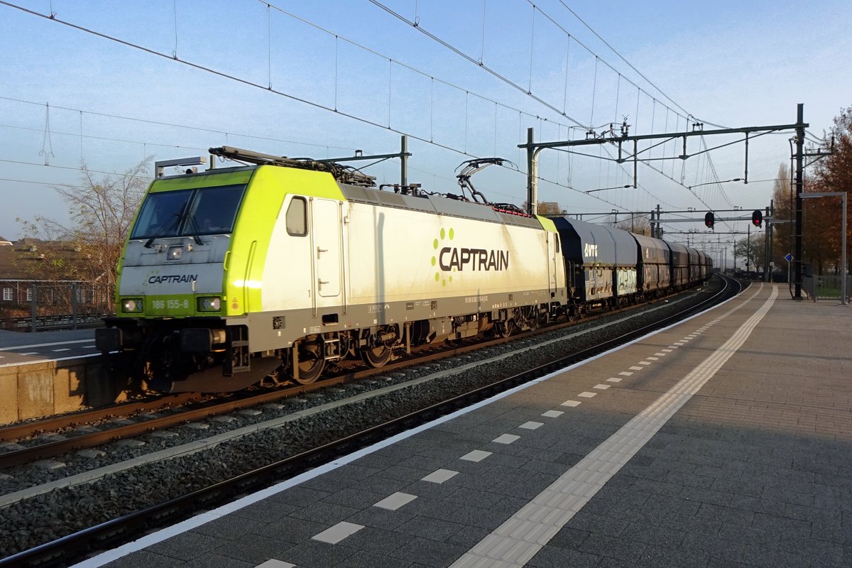 Coal train with CT 186 155 at the reins runs through Blerick on 27 November 2020.