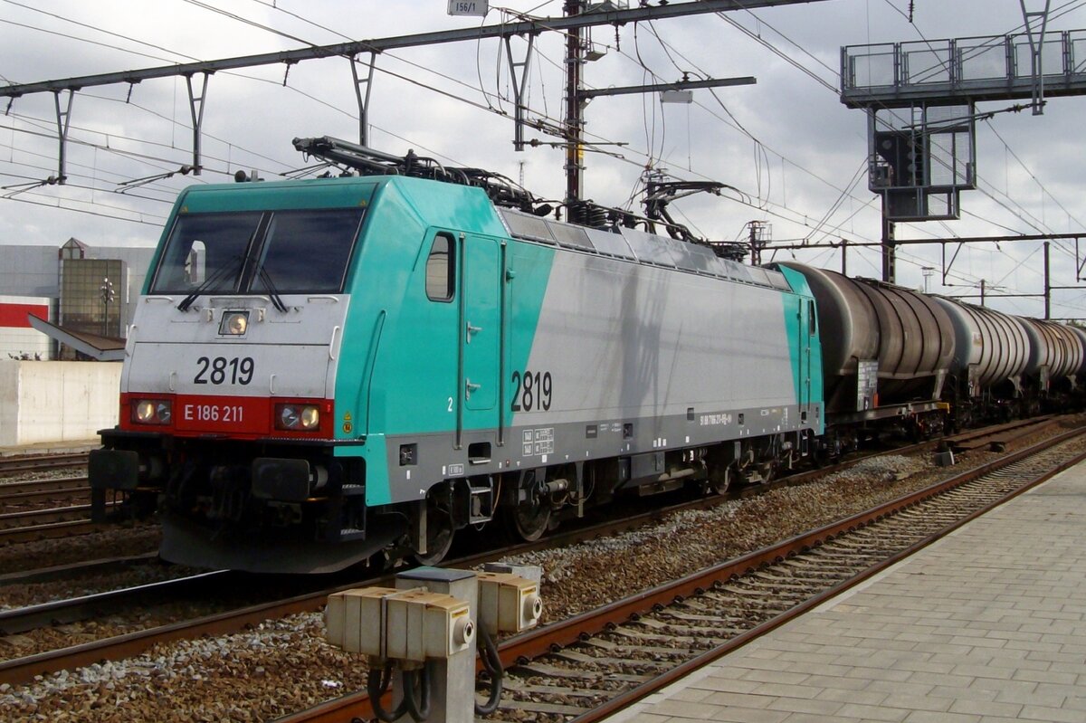 CoBra 2819 hauls an oil train through Antwerpen-Berchem on 10 September 2009.