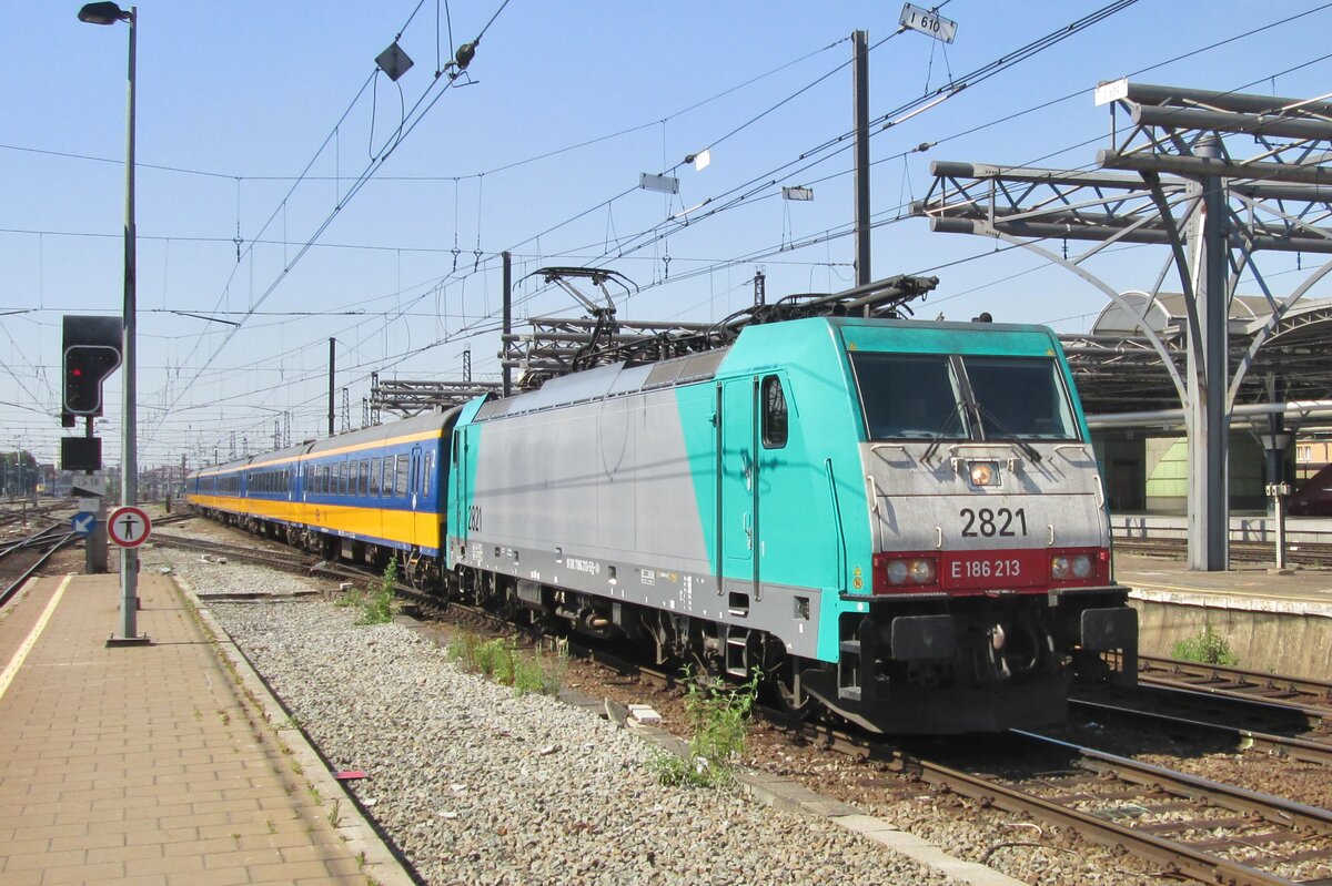 CoBRa 2821 enters Bruxelles-Midi with an Amsterdam bound IC-benelux on 10 June 2015.