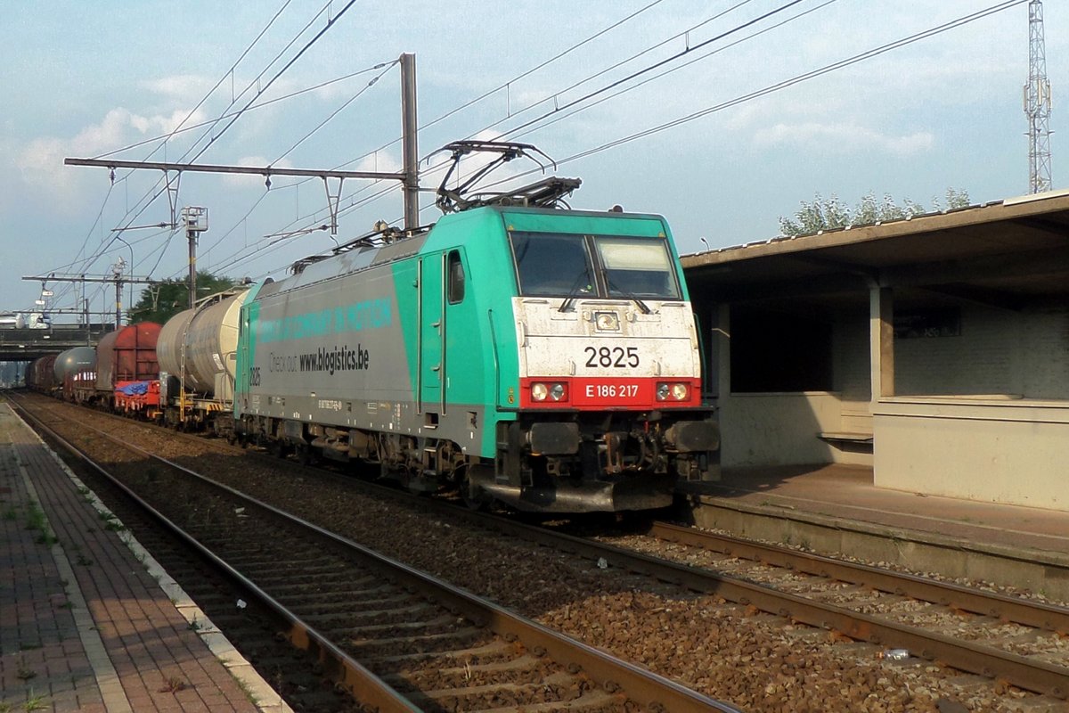 CoBRa 2825 advertises the modal shift for containers on 3 September 2016, while hauling a mixed freight through Antwerpen-Noorderdokken.