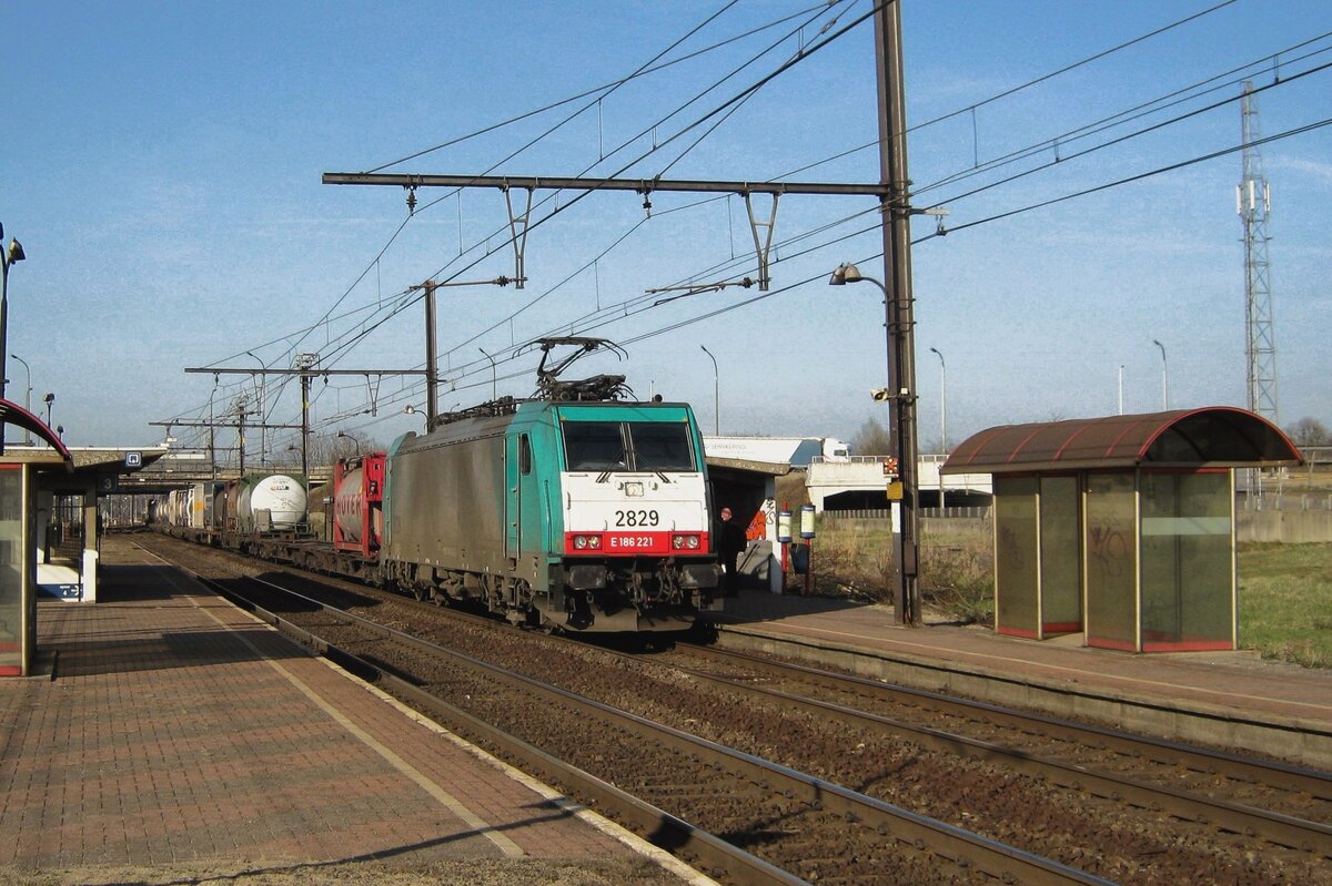 CoBRa 2829 hauls a tank container train through Antwerpen-Noorde4rdokken on 23 March 2011.