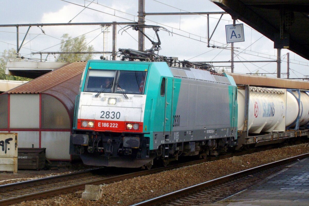 CoBRa 2830 hauls an intermodal train through Antwerpen-Berchem on 10 September 2009.