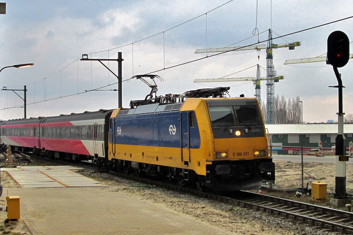 Colourfull IC-Direct with NS 186 011 enters Breda on 15 March 2015.
