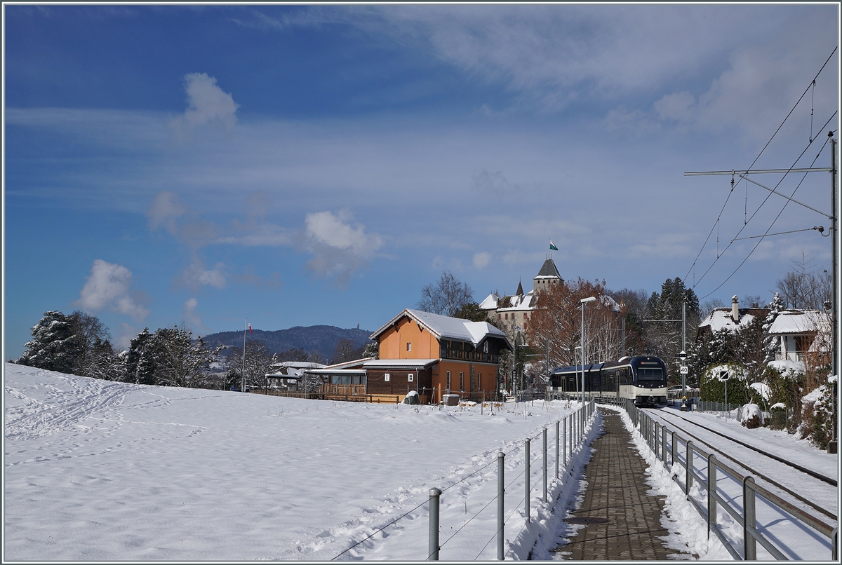 Coming from Vevey and with the castle of Blonay in the background, a CEV MVR ABeh 2/6 is on the way to Bloany train station, which the train will reach shortly.

Jan 26, 2021