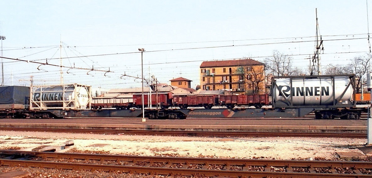 Container Flat Wagon DB Kombiwaggon Sggmrs (former Sggnos) passing through Milano, March 1995 
