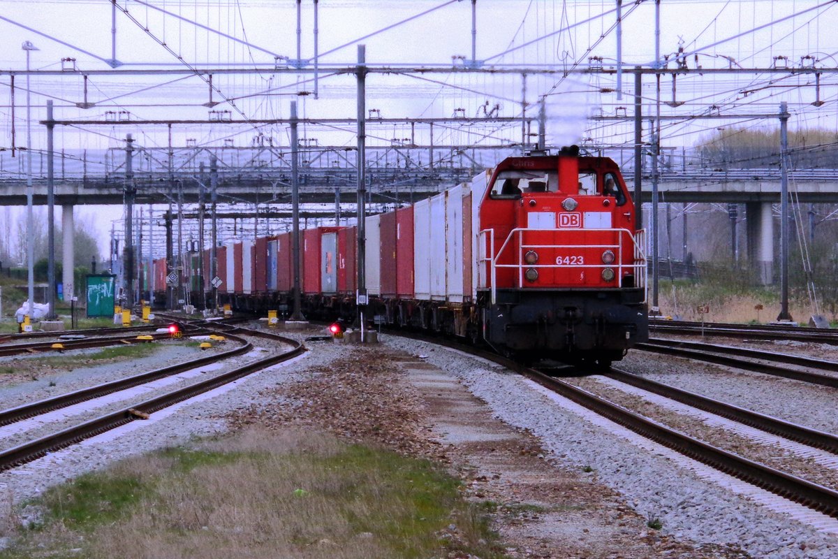 Container train with 6423 is about to pass through Lage Zwaluwe on a chilly morning of 27 March 2019.