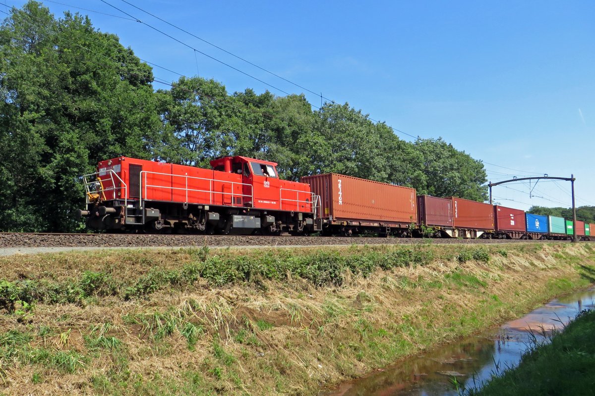 Container train with 6433 passes Tilburg Oude Warande on 24 June 2020.