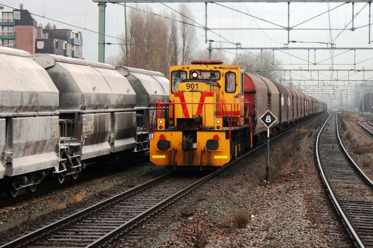 Corus 901 shunts at Beverwijk on 25 October 1999.