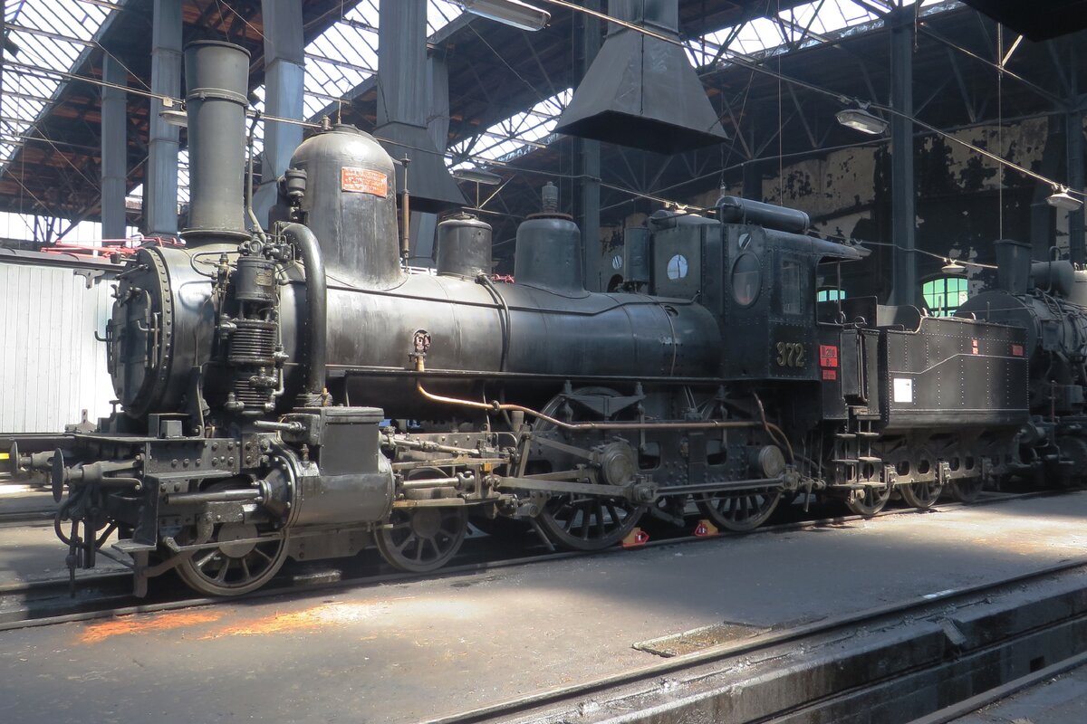 Counter light and dust: Südbahn 372 gives a spherical picture at the Heizhaus Strasshof on 21 May 2023.