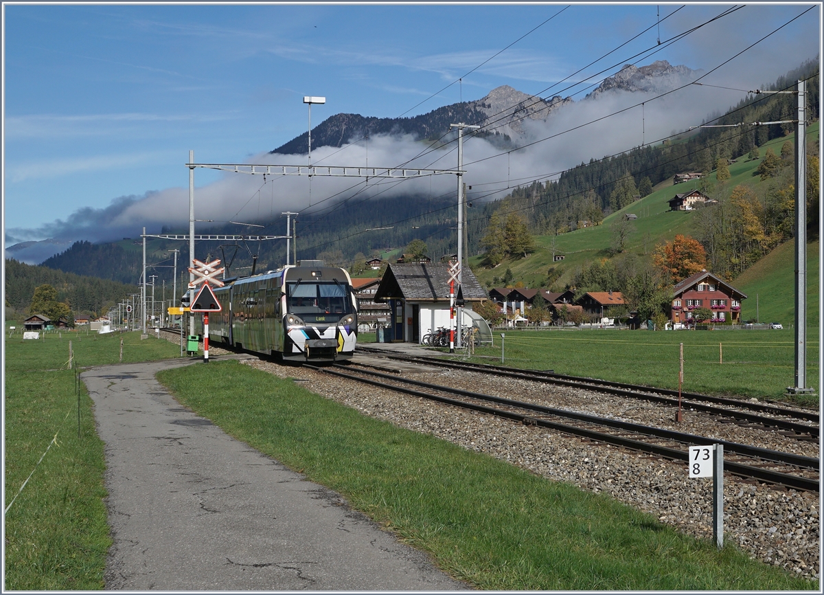 Creadted by Sarah Morris runs the Lenkerpendel  Monarch  composed with the ABt 341, the Be 4/4 5001 and the Bt 241 by Boden on the way to the Lenk. 

10.10.2019