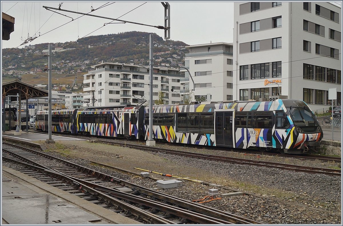 Creadted by Sarah Morris, the Lenkerpendel  Monarch  composed with the ABt 341, the Be 4/4 5001 and the Bt 241 make a brek in Vevey.

07.11.2019