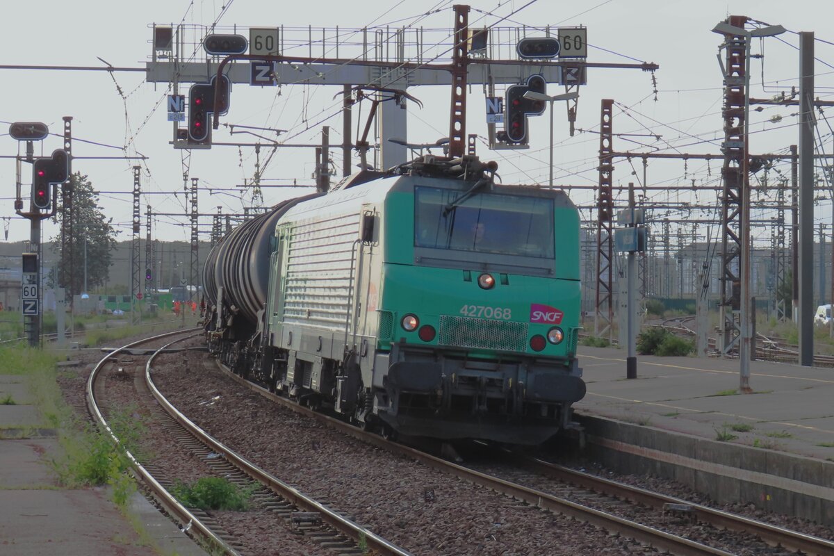 Creeping between the many Parisian urban RER ERMUs is FRET 27068 hauling a tank train through Melun on the early morning of 19 September 2023.