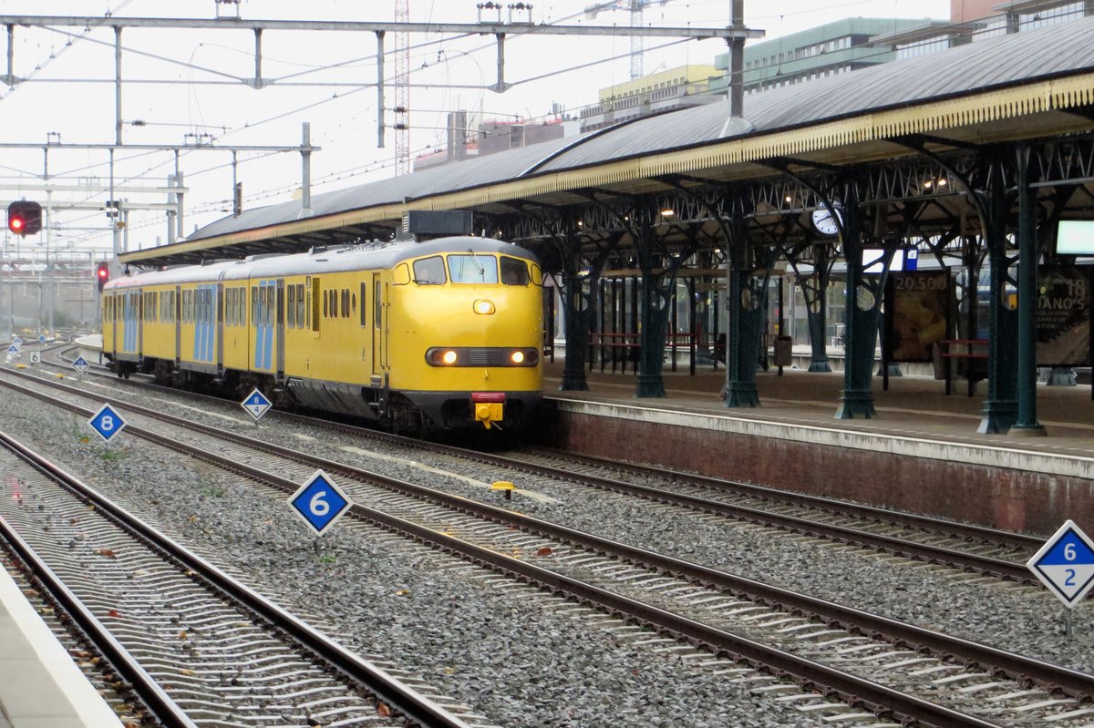 CREW 2454 owns ex-NS Plan U 151, which is seen passing through 's-Hertogenbosch on 15 November 2020.