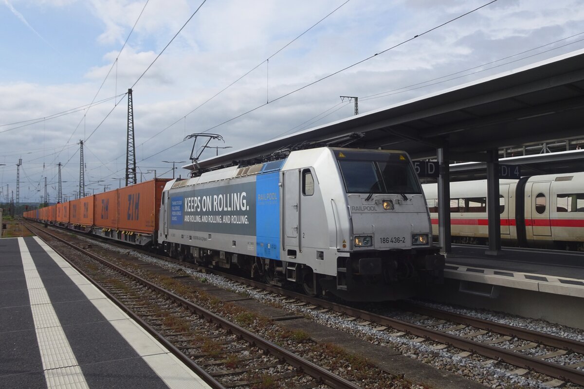 Crossrail 186 436 hauls a container train through Donauwörth on 18 May 2023. 