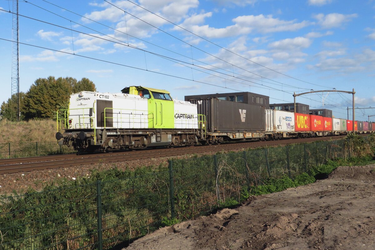 CT-102 hauls a container train from Geleen through Tilburg-Reeshof on 15 October 2021.