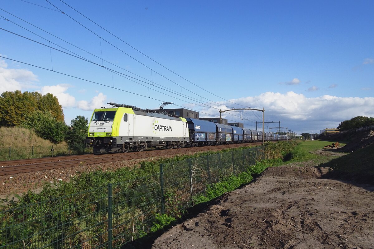 CT 186 154 hauls a coal train toward Amsterdam-Westhavens through Tilburg-Reeshof on 15 October 2021.