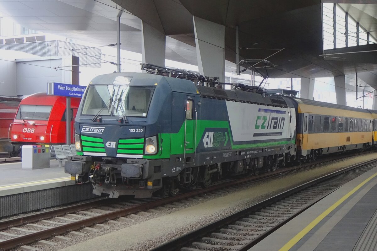 CZ Trains 193 222 hauls a RegioJet into Wien Hbf on 26 August 2021.