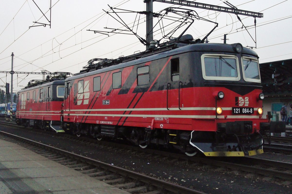 Dark and rainy, 7 April 2017 was at decin hl.n. with IDS 121 084 passing by.