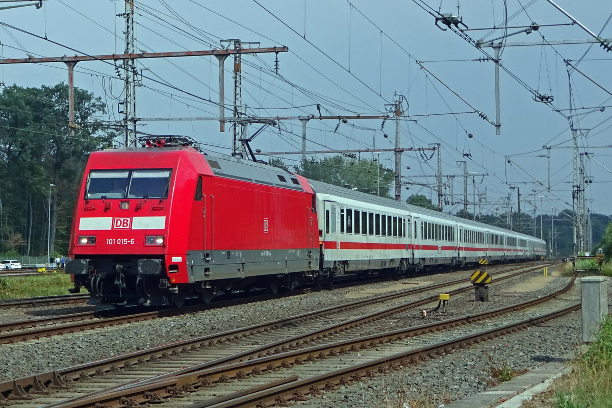DB 101 015 is about to call at Bad Bentheim on 5 August 2019. The stop in this rather small town was justified for the traditional loco swap between German (AC) and Dutch (DC) engines because Bad Bentheim was and is a border station. With the ascent of leased mulyi-voltage Vectrons, the loco swap at Bad Bentheim for day time trains is consigne4d to the past.