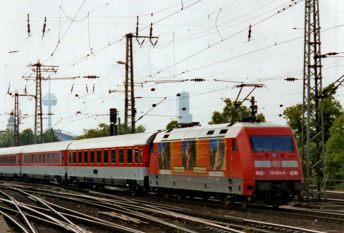 DB 101 024 pusehs an IC service through Köln Deutz on 24 March 2001.