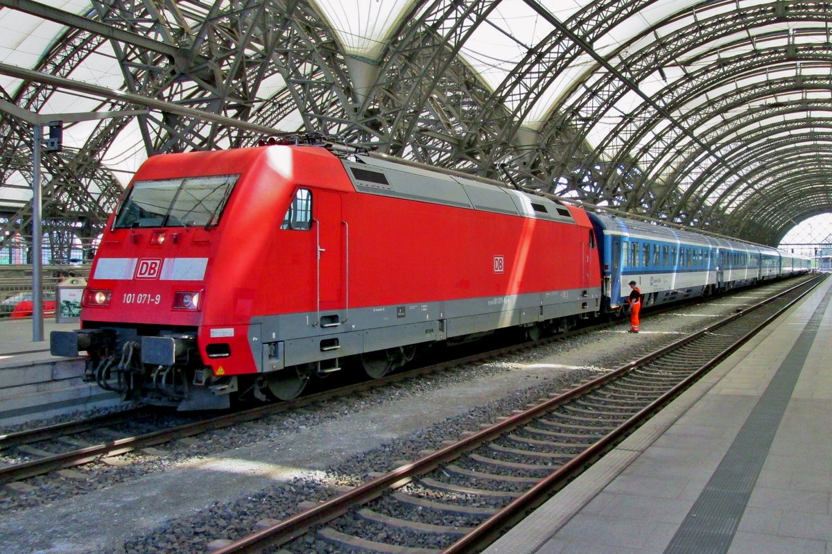 DB 101 071 is being coupled to EuroCity 379 at Dresden Hbf on 10 May 2016 for the last drive from Dresden to Hamburg-Altona via Berlin, the train having begun early that morning in Prague.