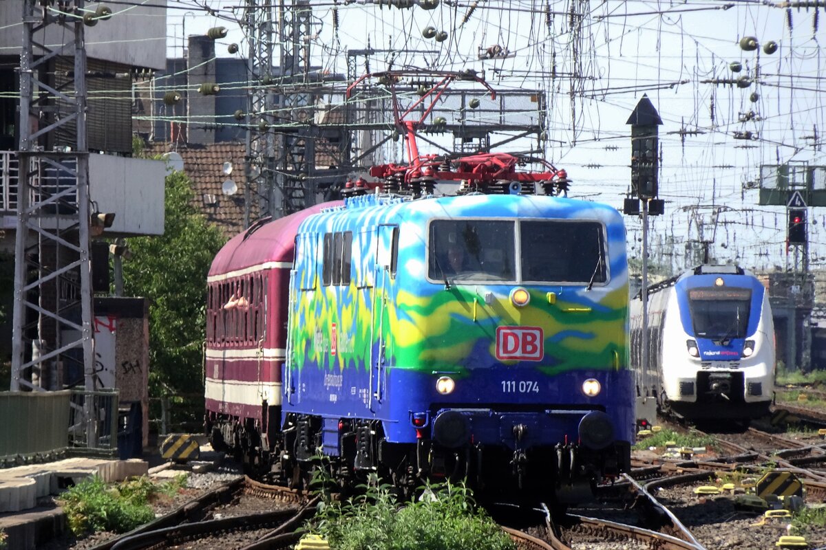 DB 111 074 enters Köln Hbf on 22 May 2022 with the Herzerather recreational (and not exactle sober) train.