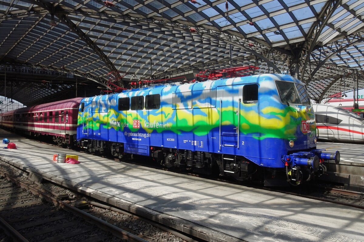 DB 111 074 hauls a Sonderzug out of Köln Hbf on 22 May 2022.