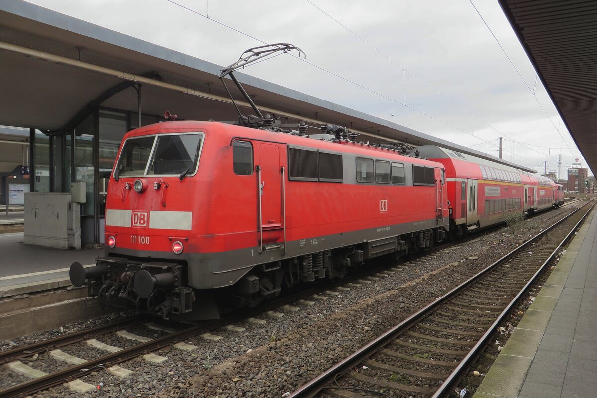 DB 111 100 calls at Bochum Hbf on 14 February 2022.