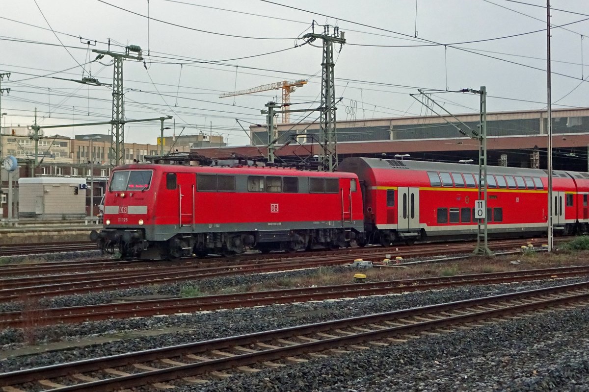 DB 111 125 quits Düsseldorf Hbf on 28 December 2019.