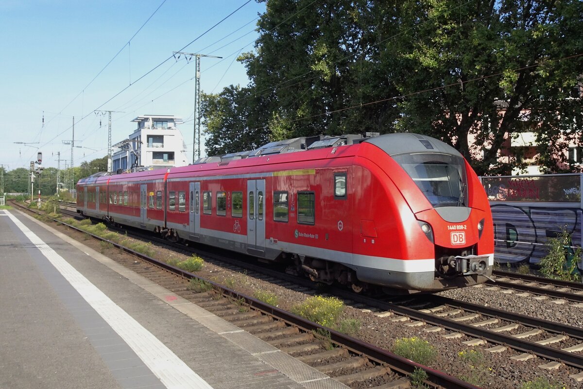 DB 1440 808 passes through Köln Süd on 23 September 2021.