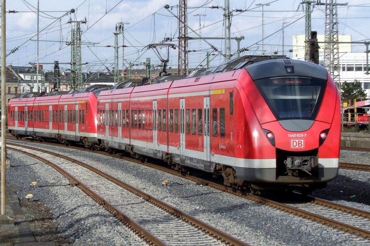 DB 1440 820 leaves Düsseldorf Hbf on 30 March 2017.