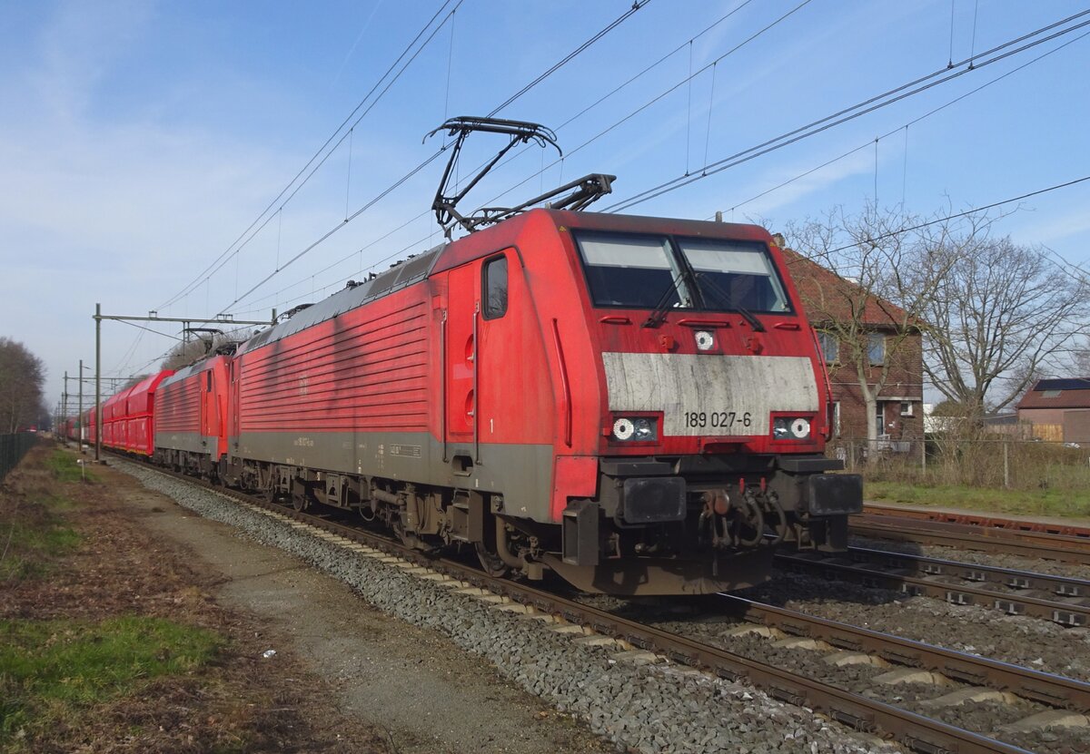 DB 189 027 hauls a coal train through Blerick on 15 February 2023 with some very new wagons (like the first three in the train).