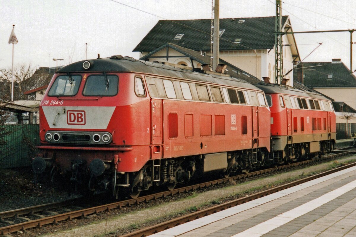 DB 218 264 and a sister engine wait for new duties at Itzehoe on 23 May 2005.