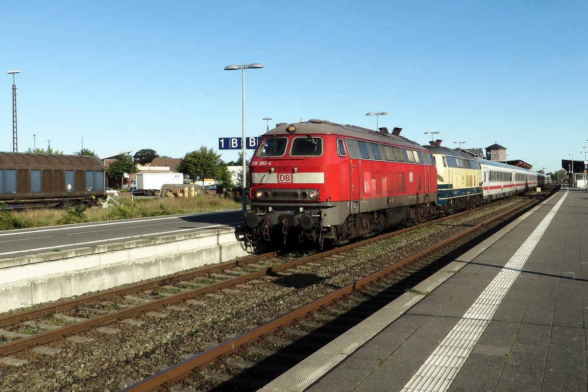 DB 218 380 calls at Niebüll on 18 September 2020.