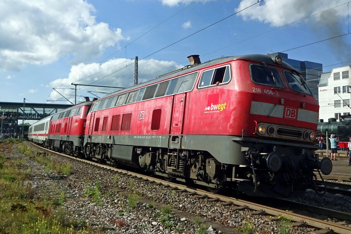 DB 218 456 hauls an IC out of Göppingen on 14 September 2019.