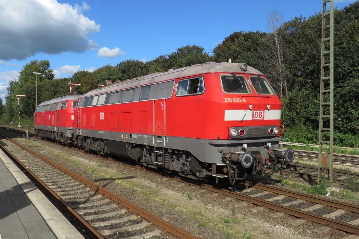 DB 218 830 runs round at Niebüll on 20 September 2022.