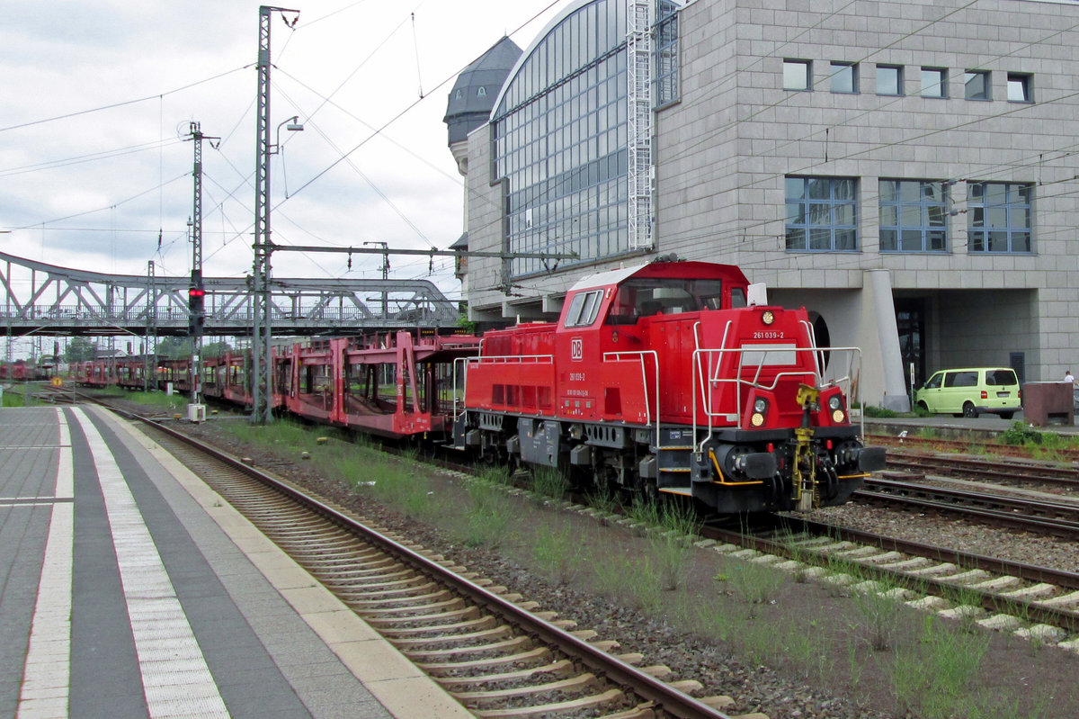 DB 261 039 shunts at Darmstadt Hbf on 30 May 2014.