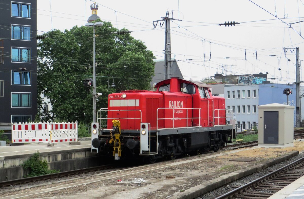 DB 294 817 rides solo through Köln Hbf on 20 May 2022.